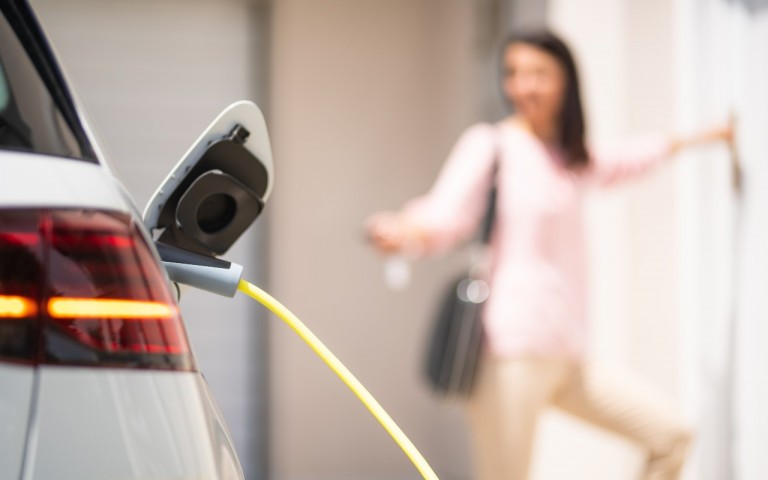 Vrouw laadt wagen op