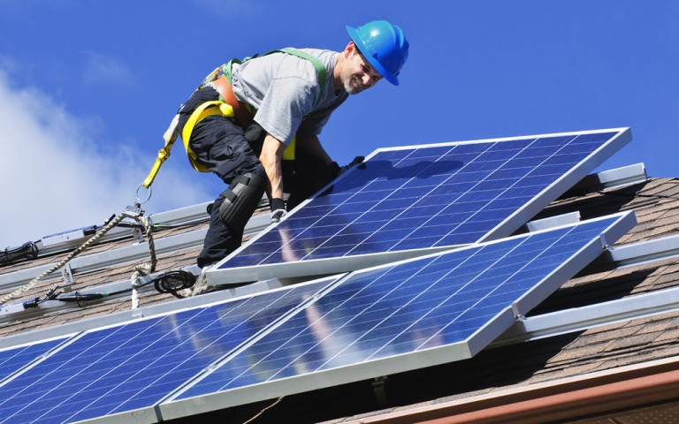 Professional plaatst zonnepanelen
