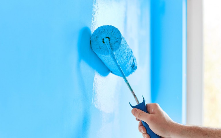 Muur schilderen met blauwe verf