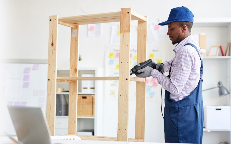 Man installeert schap