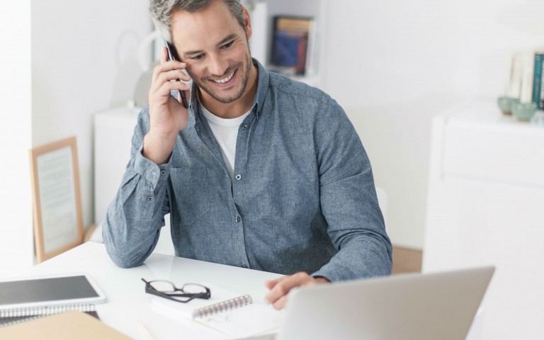 Homme qui télephone