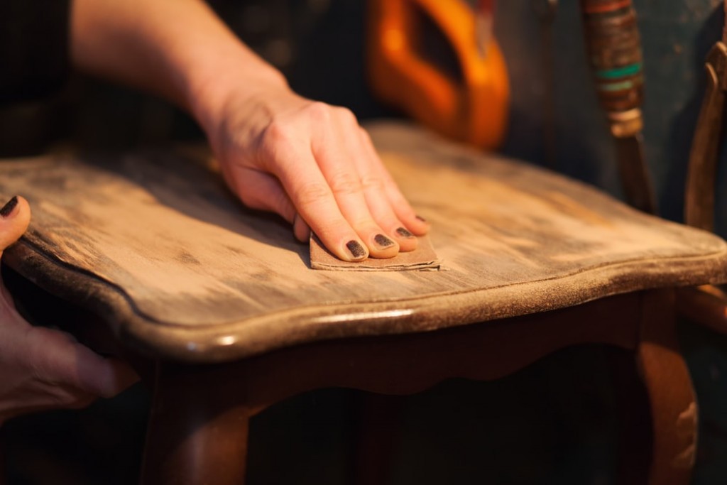 een vergoeding Missend Jongleren Onze tips voor het restaureren van een oud houten meubelstuk | SoSimply