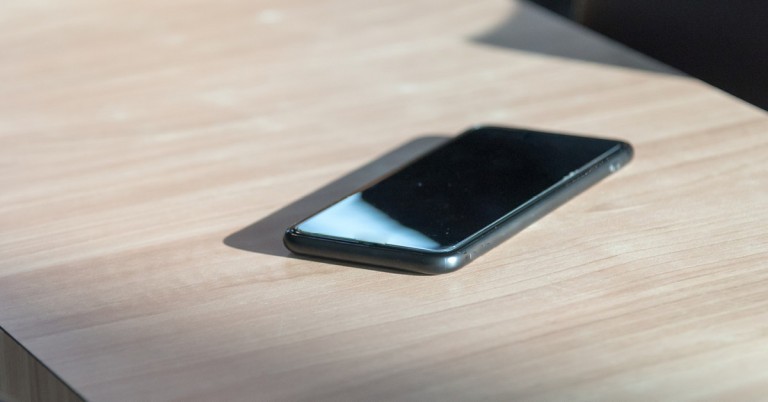 smartphone sûr la table